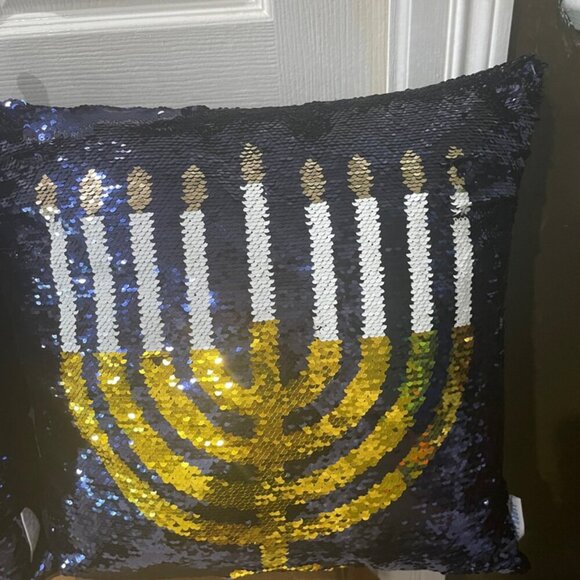 HANUKAH MENORAH SEQUIN PILLOWS FESTIVE LIGHTS 18x18 SET OF 2 EXCELLET CONDITION - Picture 12 of 16